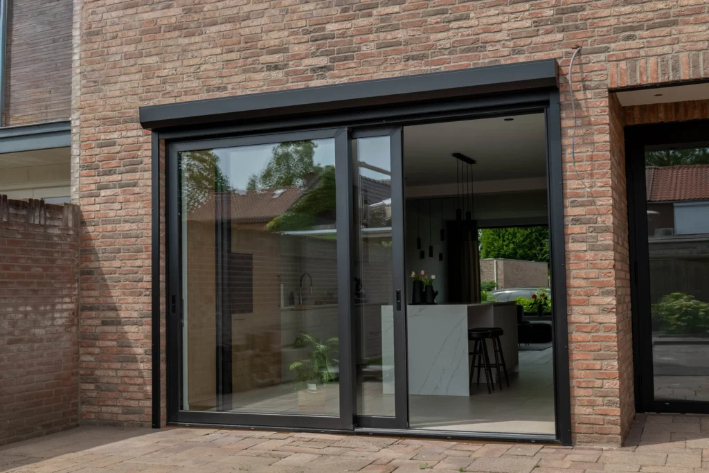 Zwarte schuifpui als verbinding tussen woning en tuin