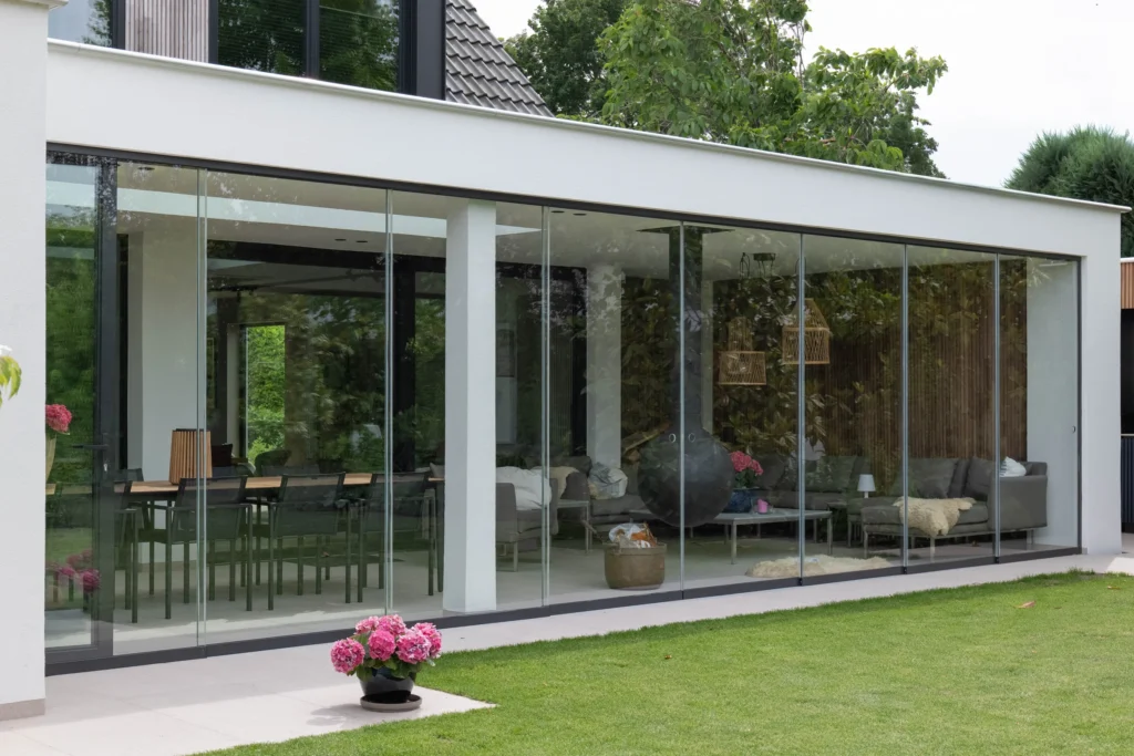 Lichte aanbouw met grote glazen schuifpuien