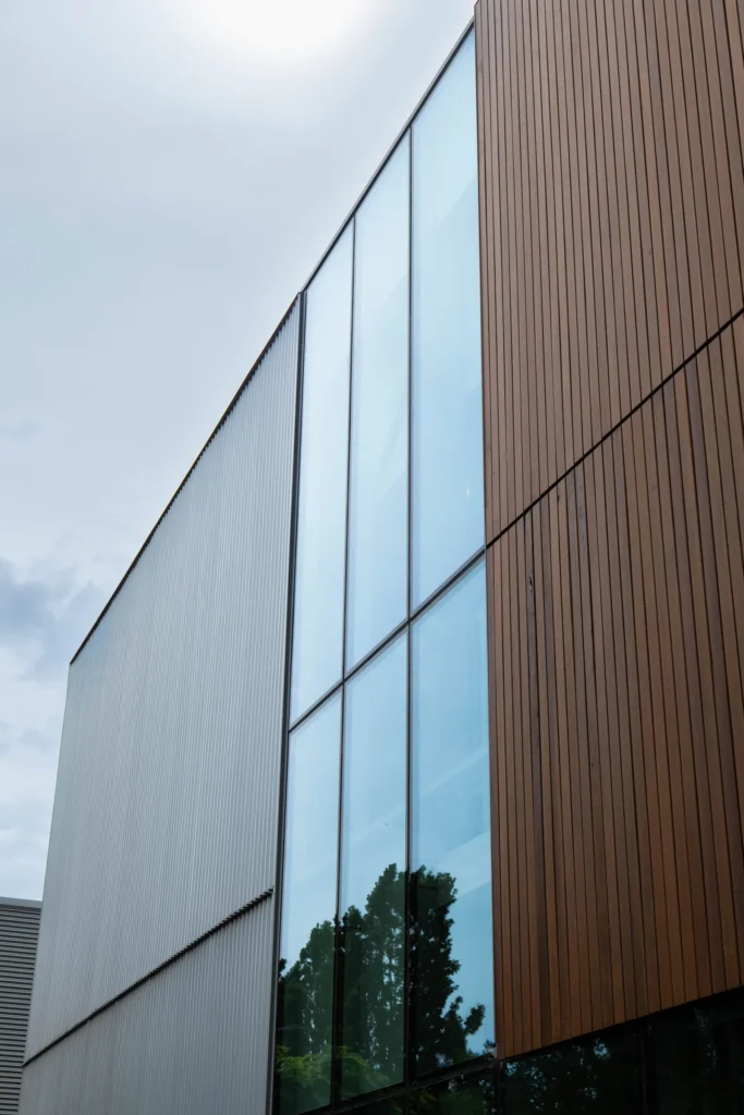 Moderne gevel met glas en verticale houten bekleding