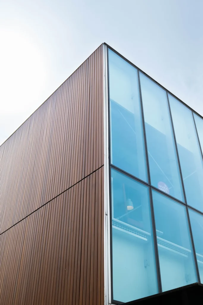 Architectonische hoekgevel met glas en hout