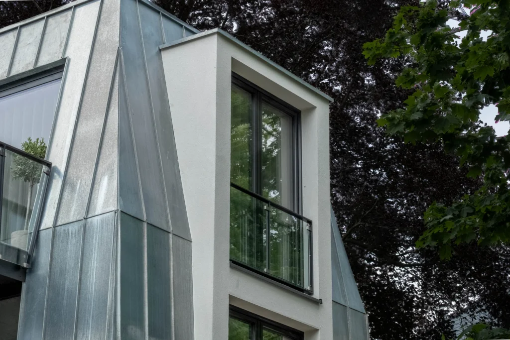 Moderne glazen uitbouw met aluminium kozijnen