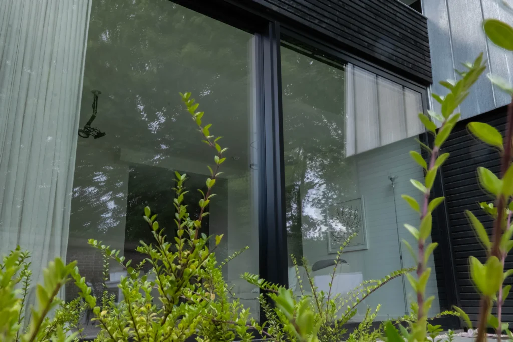 Brede zwarte schuifdeuren naar de tuin